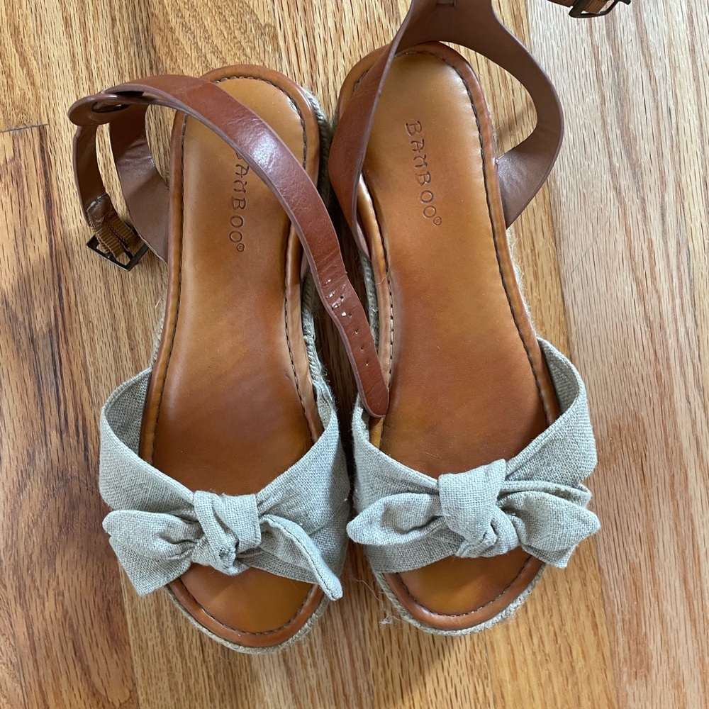 Platform sandals with bow